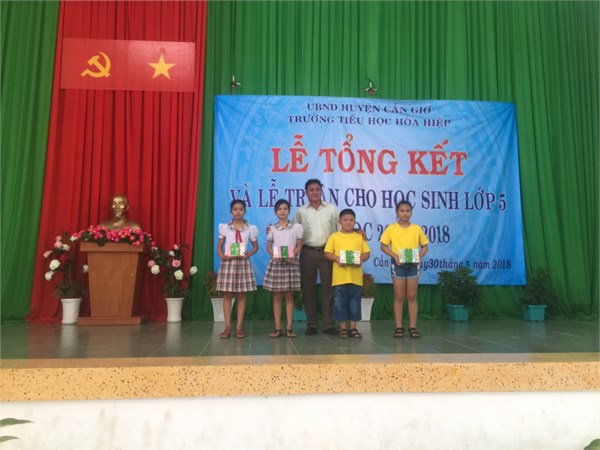 trao thuong HS tham gia cap TP.jpg